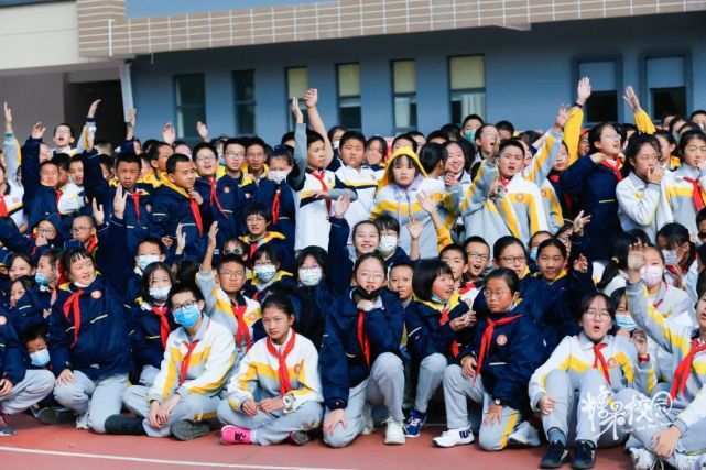 初三(3)班杨佶衡学习使用干粉灭火器活动结束后,五华区华山中学总务