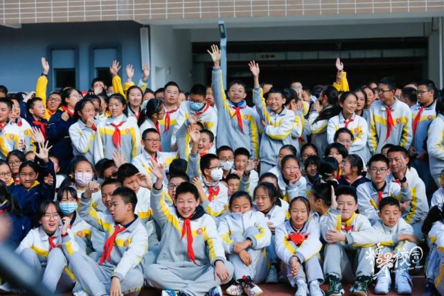初三(3)班杨佶衡学习使用干粉灭火器活动结束后,五华区华山中学总务