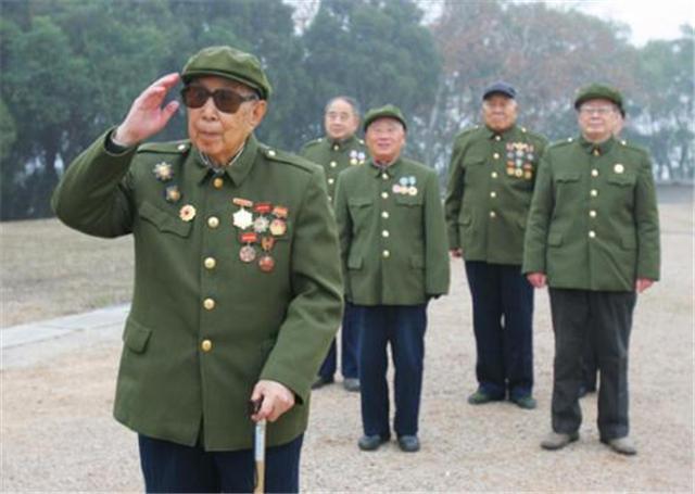 55年授衔,有许多老红军不符合授衔咋办?主席特批:红军