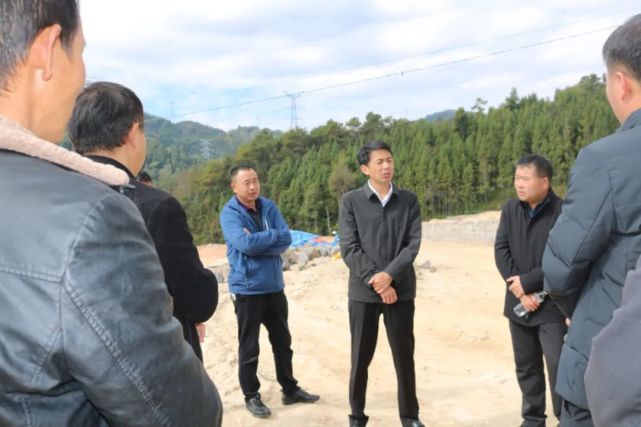 11月28日,中共腾冲市委副书记,市长杨艳龙到芒棒镇对红豆树社区李家