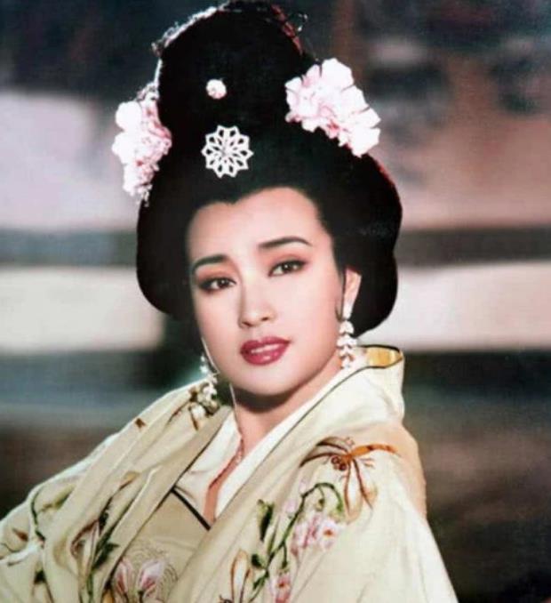 的形象都是倾国倾城的美艳形象,其实这和历史上真正的武则天相去甚远