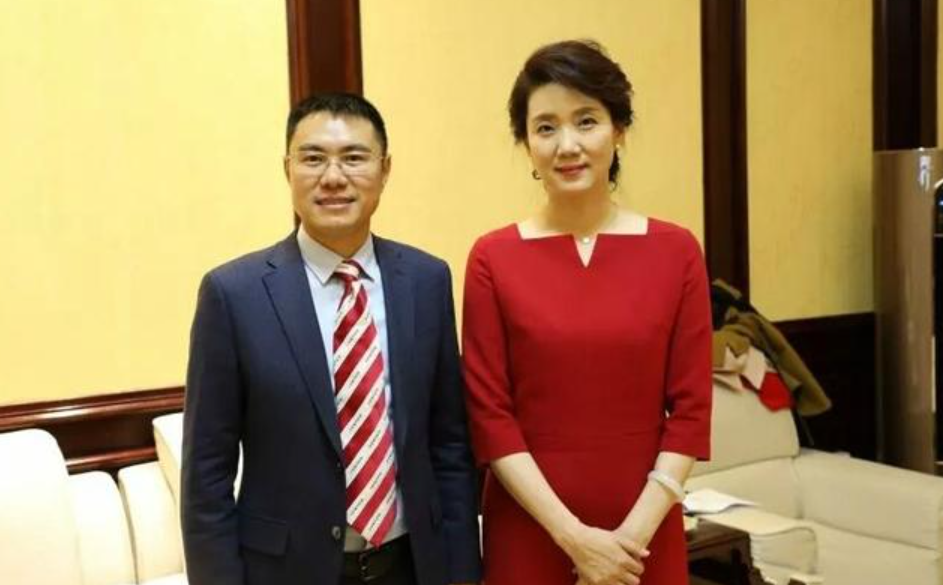 "央视主播"李修平,经历一段婚姻后42岁再婚仍幸福,58岁没孩子