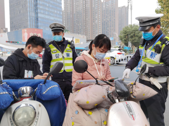 记者走上街头,直击城区交通严管整治电动车现场:出行路上 再近也要戴