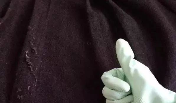 如果羊毛大衣脏了,或者弄上污渍要立即清洁,不要懒惰,养成好的习惯.