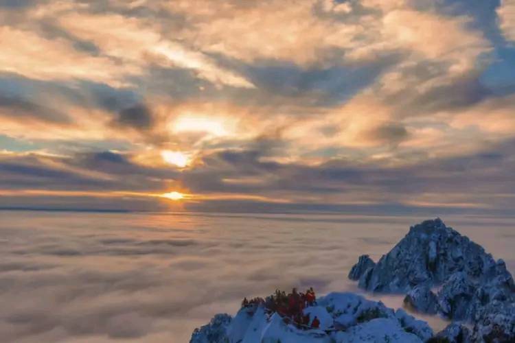 为什么说冬季的"黄山"很迷人?日出,云海让你如痴如醉