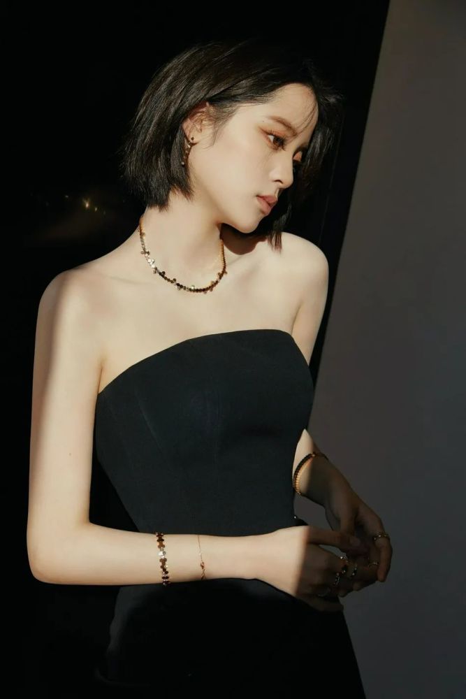 欧阳娜娜,黑色抹胸短裙,温柔妩媚