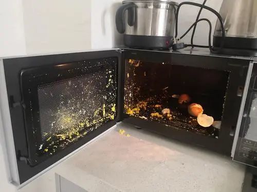 也有很多相关案例,鸡蛋微波炉加热爆炸伤害到人.一定要注意!