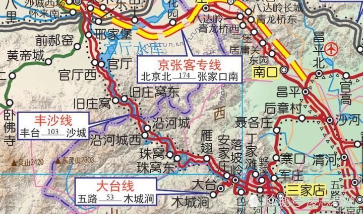 丰沙铁路自京西沿永定河岸北上,蜿蜒穿行于高山深谷之中,依山傍水