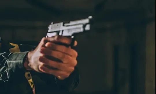 没想到下一秒, 枪就对准了自己的鼻子.