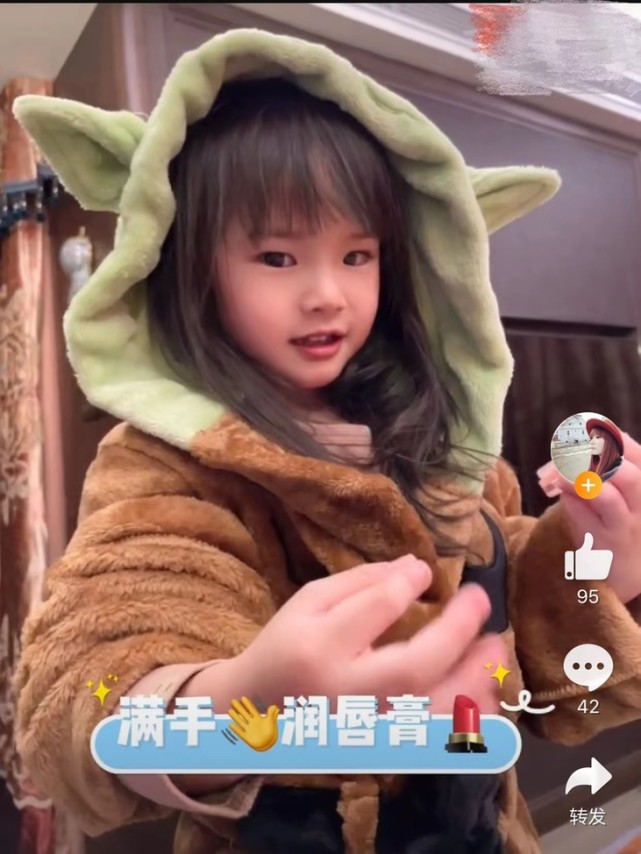 smg主持人万蒂妮晒照称女儿是恩人!2岁麦兜发量惊人,眼睛大得像葡萄