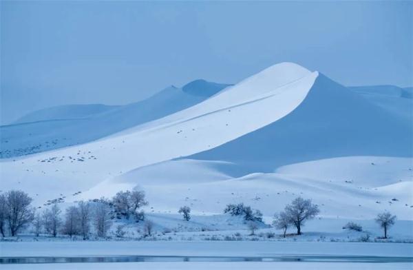 "瀚海阑干百丈冰"是真的!太梦幻了,塔克拉玛干沙漠下雪了