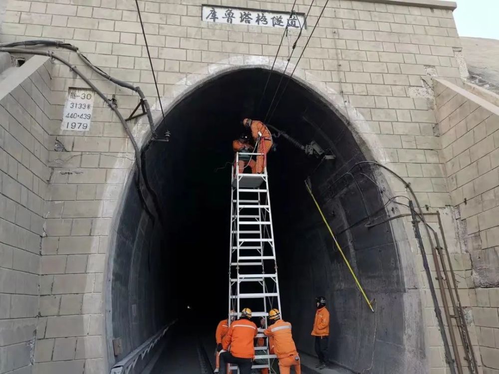 新疆南疆铁路长大隧道接触网换线施工顺利完成