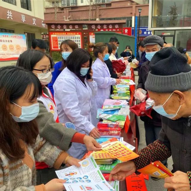 等多家部门在丹都街道旺家社区联合开展预防艾滋病主题宣传教育活动