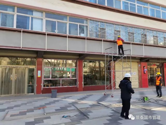 县执法局组织安装焊接门头牌匾底架,提升城市整体形象.