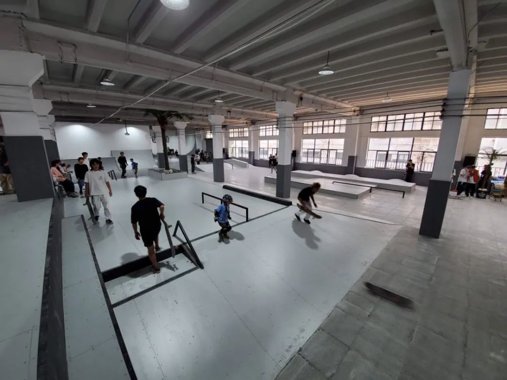 1,850 平方米的木质 skate 室内滑板场看起来像一个严谨丝滑的实验场.