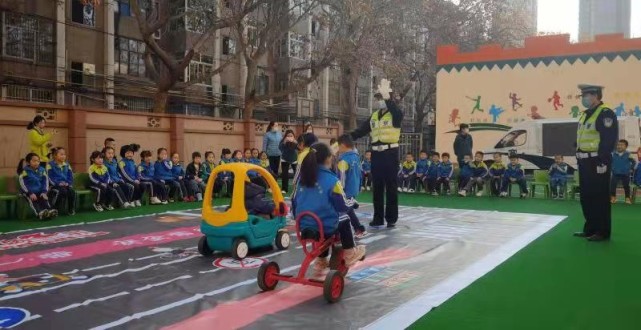 秦都交警走进咸阳彩虹幼儿园宣传交通安全