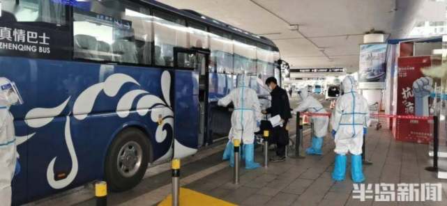 真情巴士司机坚守机场防疫634天,韩国籍乘客送锦旗致谢