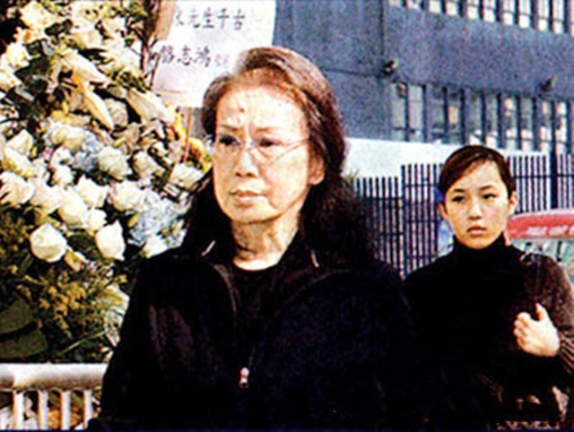 霍英东二房冯坚妮,霍母百般阻拦下偷偷迎娶,让霍英东