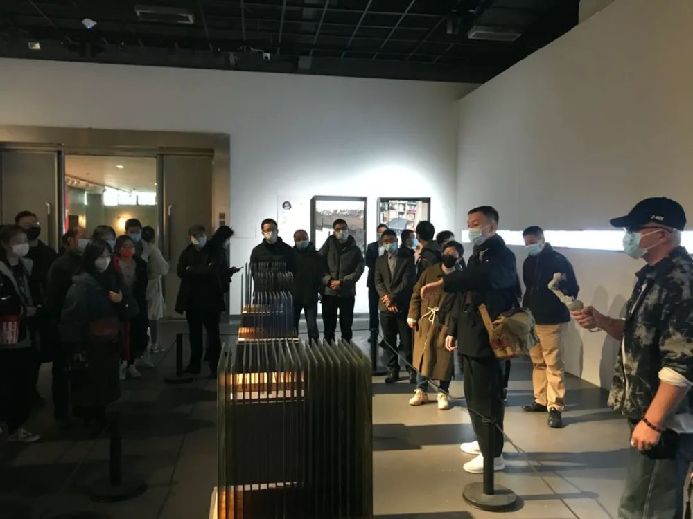 top20·2021中国当代摄影新锐展现场 艺术家杭添在展览现场为观众介绍