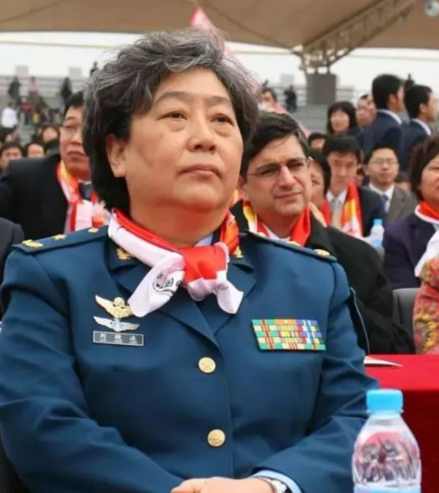 空军第三位女将军,16岁入伍,55岁升少将,创造了航空史