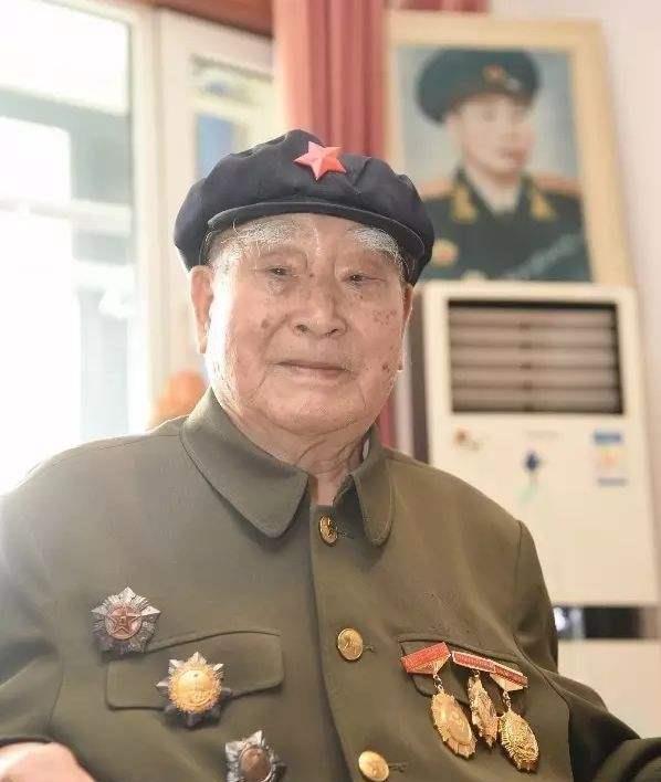 他是老红军,因战功赫赫被四代领导人接见,102岁逝世留