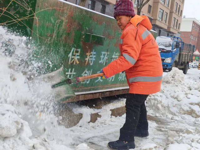 宝清环卫:雪停人不停!