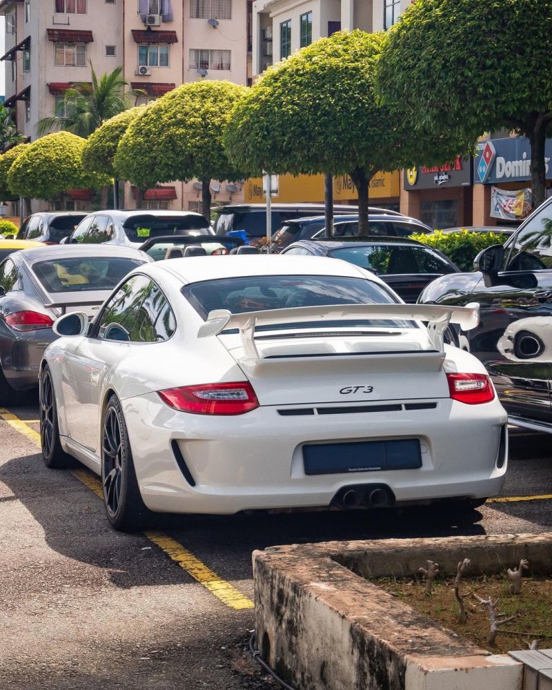 纯白色的保时捷997gt3跑车