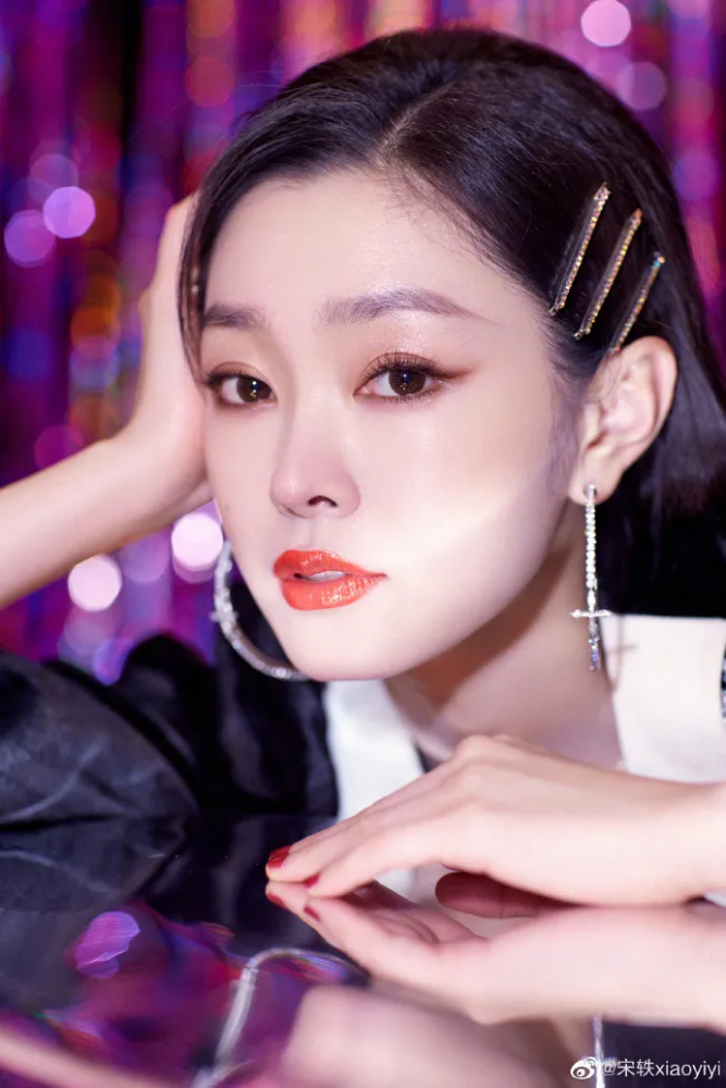 女星宋轶穿黑色短裙秀大美腿!雪肤玉貌太性感撩人