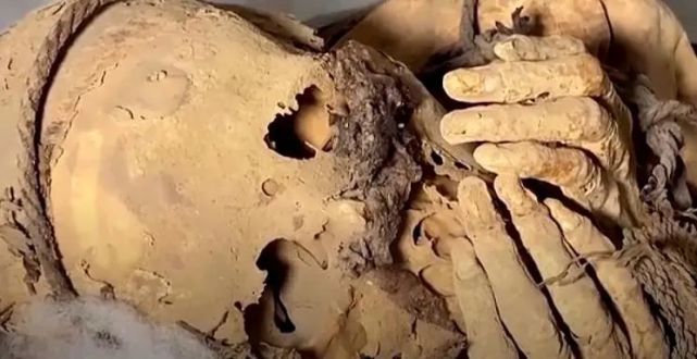 秘鲁出土800年前木乃伊,双手诡掩面全身遭绳子捆绑