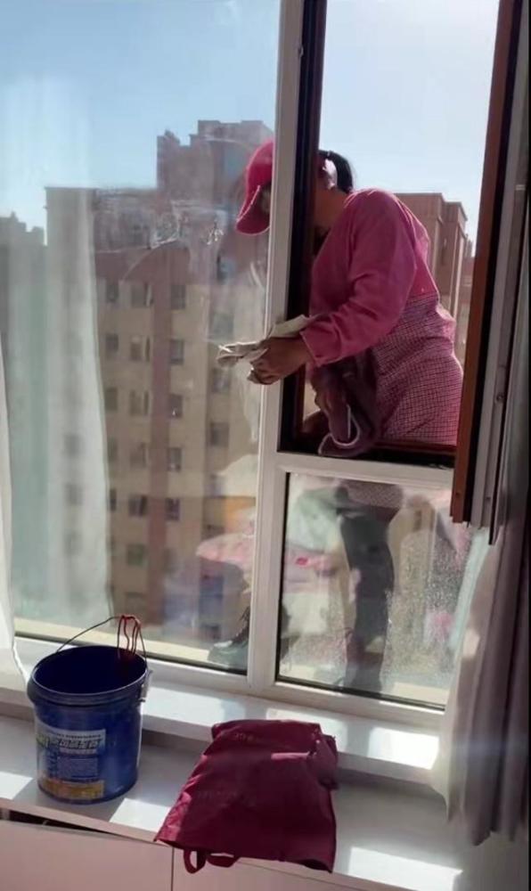 "走开,不要影响我工作",保洁阿姨10楼窗外擦玻璃吓坏雇主