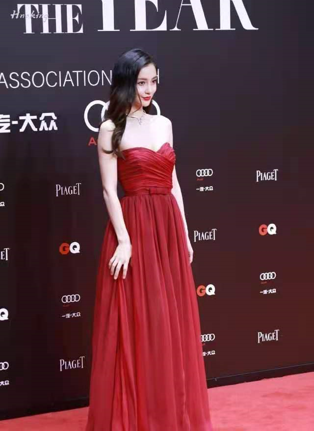angelababy杨颖的衣品没话说,一袭红色抹胸裙亮相,气质太惊艳