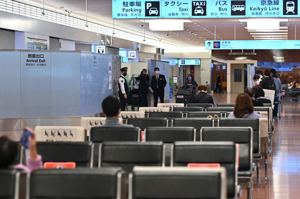 这是12月1日拍摄的日本东京羽田机场内景.新华社/法新