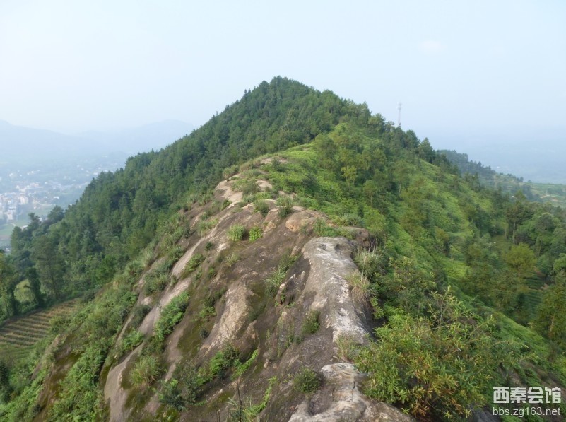 自贡荣县牛峰山是著名风景区这里八景美如画是夏季旅游度假和休闲的