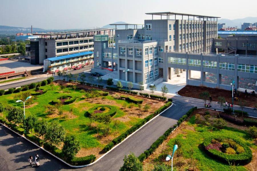 学校全称:济南职业学院 学校代码:13323第五条 学校地址彩石校区:济南