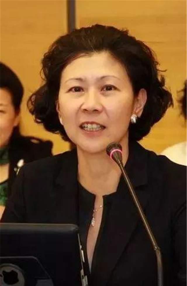 而且她还能够利用假期时间到香港的电视台做实习,可以说周凯旋是名副