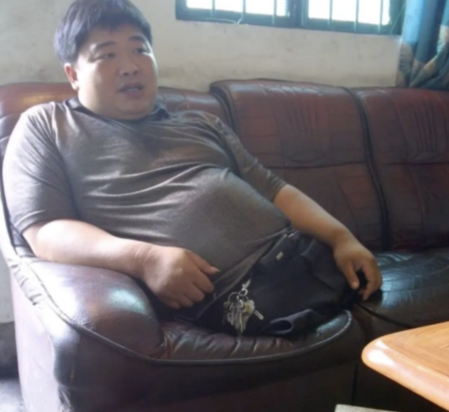 重庆男人,没有双腿,却成为煤老板,身家3亿,娶美女秘书