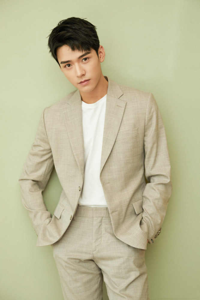 盘点2021年最受欢迎的10位男明星李现上榜王一博肖战排第几
