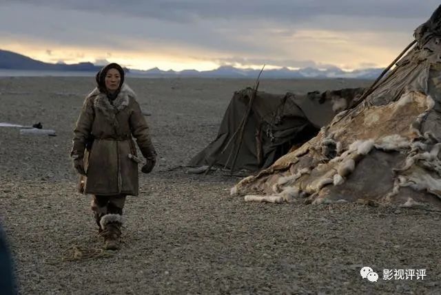 《遥远的北方》由英国导演阿斯弗·卡帕迪尔执导,杨紫琼,杨雅慧和
