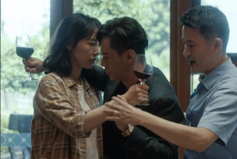 白百何把每个阶段的情绪都演绎得很好,但正是因为我们知道白百合演技