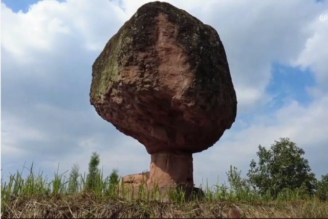 这是人文景观,最神奇的景观非斗牛石莫属了,位于重庆市合川区三庙镇