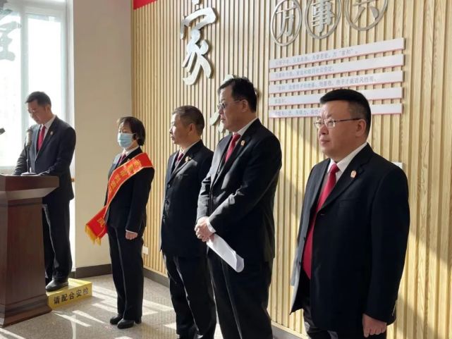 举行"春凤话语"家事工作室揭牌仪式,温州中院党组成员,副院长谢作幸