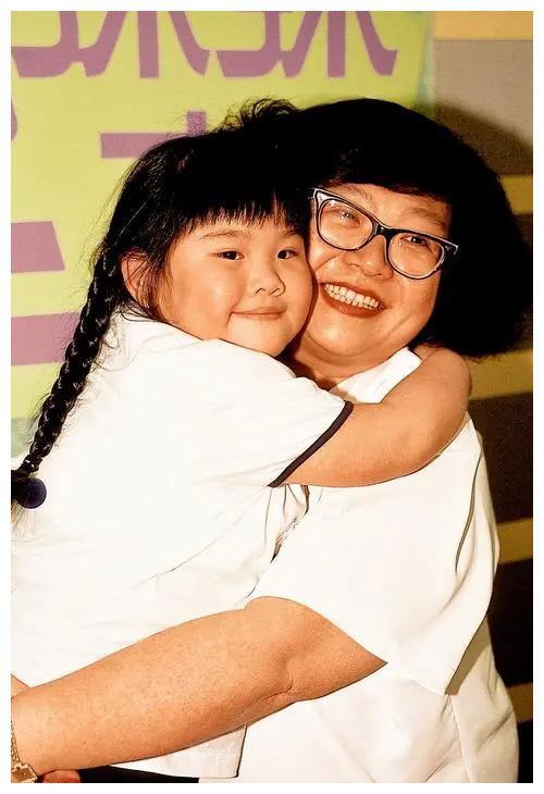 之后,郑欣宜随母亲沈殿霞一起生活.