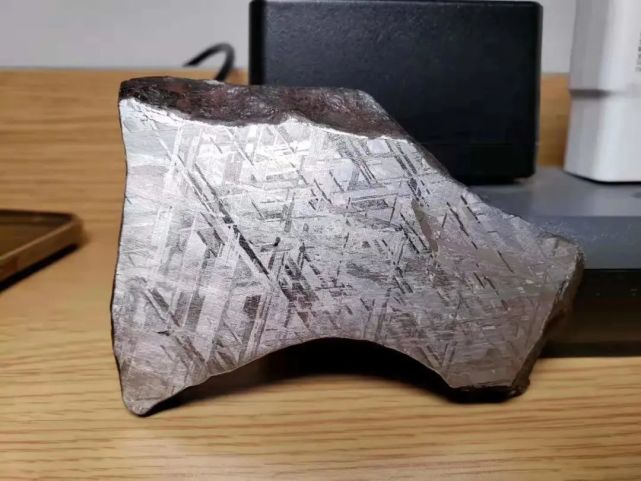 独特的长镍-铁结晶,它们包括一些交织的锥纹石和镍纹石形成的带状物