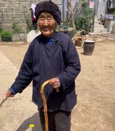 山东102岁农村老太太,70岁儿媳妇追不上,开车爬树都能干