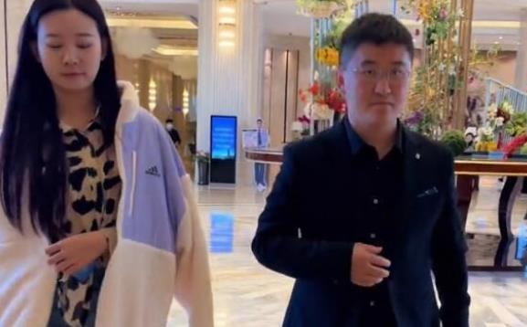 原因无他,只是这位叫"笑神姜涛"的网红和自己的爱徒在一起了,现实版的