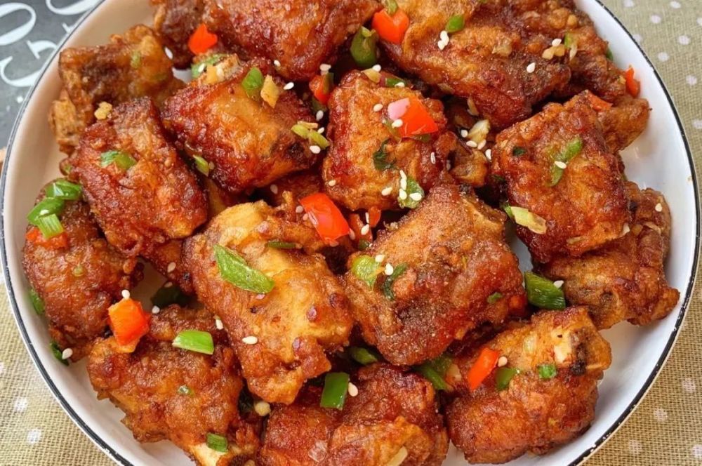 排骨不要总是红烧或清炖了,做成外酥里嫩的蒜香排骨,全家都爱吃