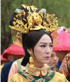 康熙的第三位贵妃,也是 妻妹,历经康熙雍正乾隆三朝,是养育乾隆的皇