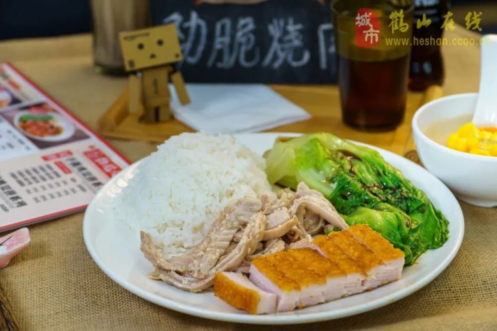 鹤山这间新开的脆皮烧肉人均10吃烧腊碟头饭怀旧饮料免费饮