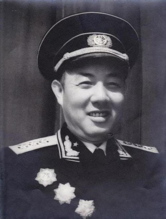 1954年之后,苏振华调到海军工作,兼任副政治委员和政治部主任,工作更