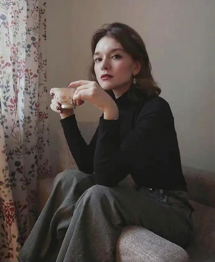 daria primula的纯色的毛衣 牛仔裤,经典大气,利落明了,简单的穿搭中